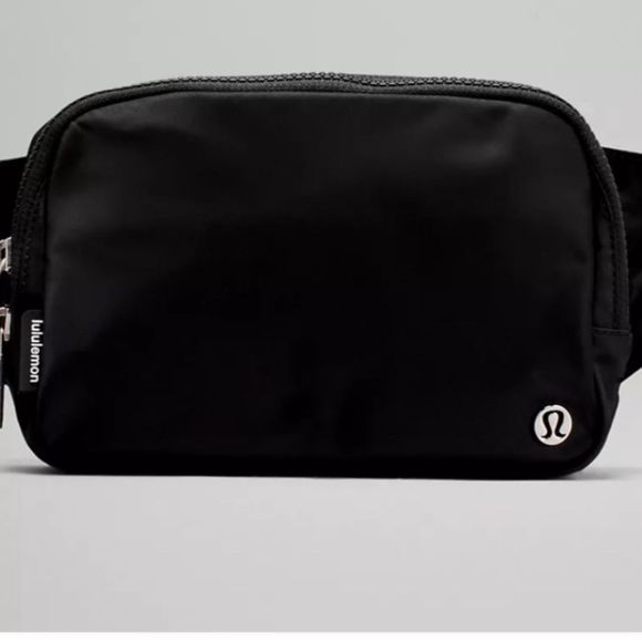 lululemon athletica Handbags - Lululemon Everywhere Belt Bag Large  Black perfect 2L Fanny pack nwt perfect Nwt